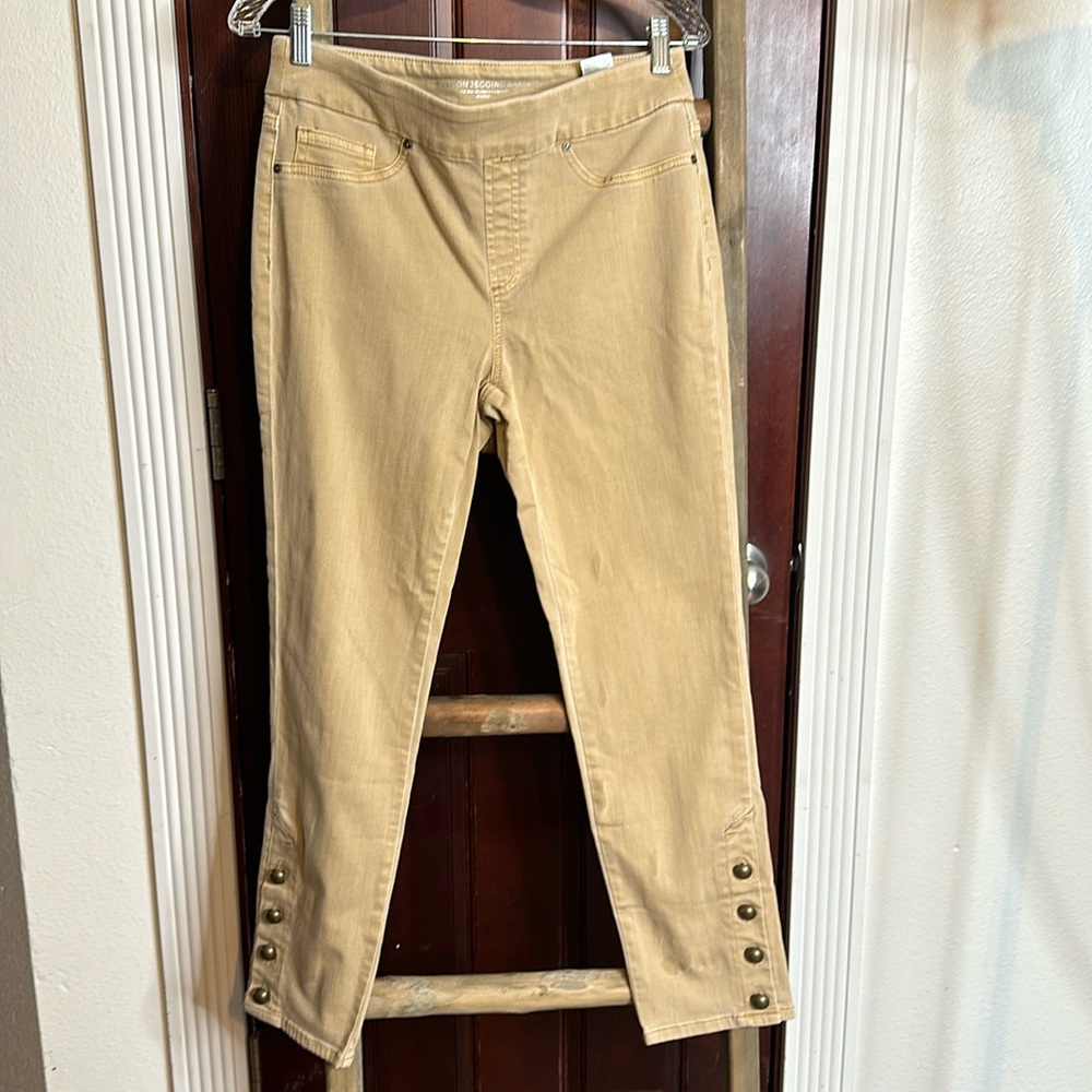 Chicos NWOT pull on button detail ankle jeans